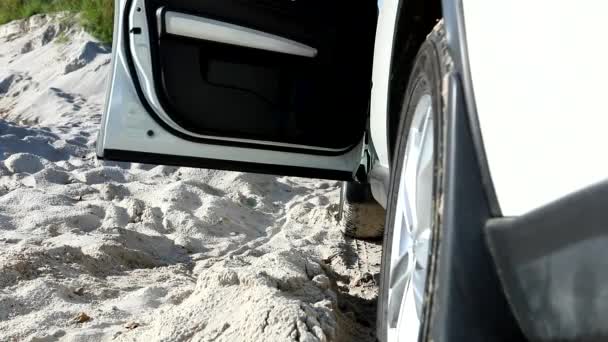 Άνδρας Που Βγαίνει Από Αυτοκίνητο Πτερύγια Στην Αμμώδη Παραλία Καλοκαιρινές — Αρχείο Βίντεο