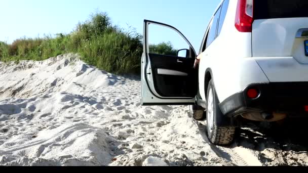 Mann Der Sommerurlaub Sandstrand Badeflossen Aus Dem Auto Steigt Hat — Stockvideo