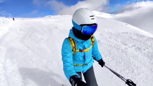 Mulher Esquiador Selfie Vídeo Encosta Atividades Inverno — Vídeo de Stock