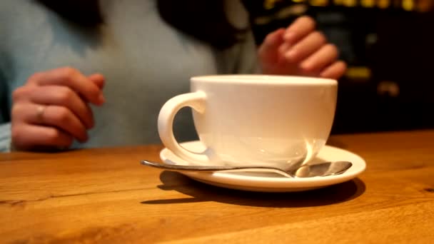Femei Mâini Aproape Luând Cană Ceai Cald Băutură — Videoclip de stoc