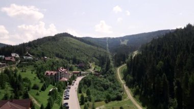 Yaz günü dağlardaki Karpatlar 'ın hava manzarası
