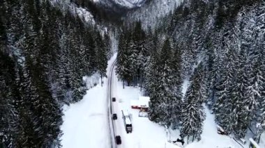 Slovakya 'daki kış yolunun hava manzarası boşluğu kopyalıyor