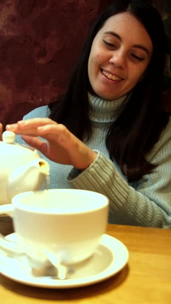 Жінка Насолоджується Чашкою Чаю Зігріває Напій — стокове відео