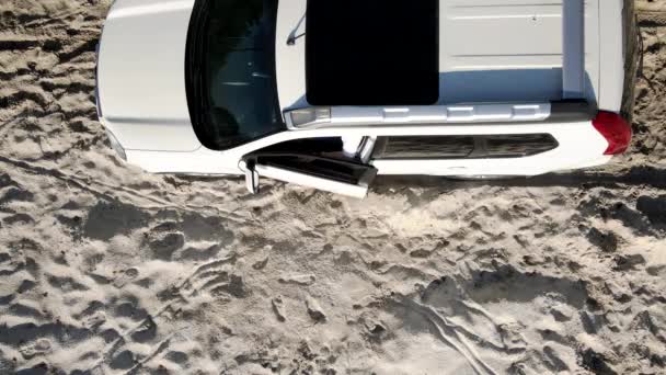 男人穿着拖鞋从车里出来 在沙滩上度过一个厌倦了工作的暑假 — 图库视频影像