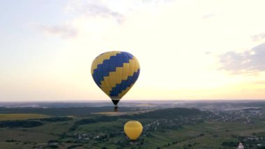 Gün batımında sepetli hava balonu