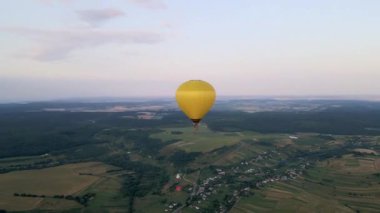 Gün batımında sepetli hava balonu
