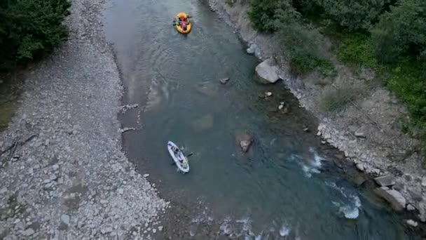 Letecký pohled na rafting na horské řece — Stock video