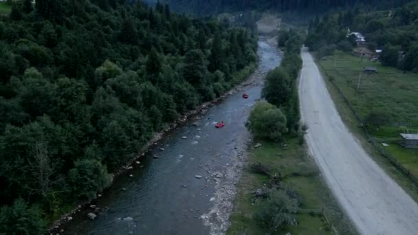 Vista aérea de rafting no rio de montanha — Vídeo de Stock