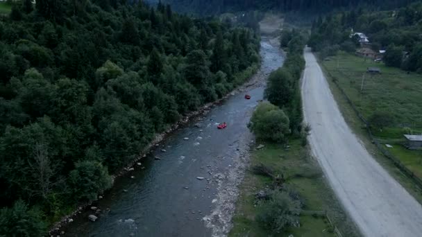 Rafting i luften ved fjellelva – stockvideo