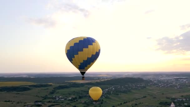 Воздушный шар с корзиной на закате — стоковое видео