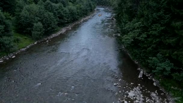 Вид з повітря на рафтинг на гірській річці — стокове відео