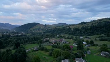 Gün batımında küçük köylü Karpatlar 'ın hava manzarası