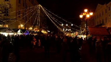 Lviv, Ukrayna - 7 Ocak 2022: aşırı kalabalık şehir Noel Fuarı