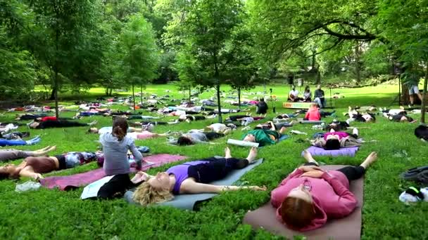 Lviv, Ucrania - 10 de julio de 2021: la gente hace yoga en el parque público de la ciudad — Vídeo de stock