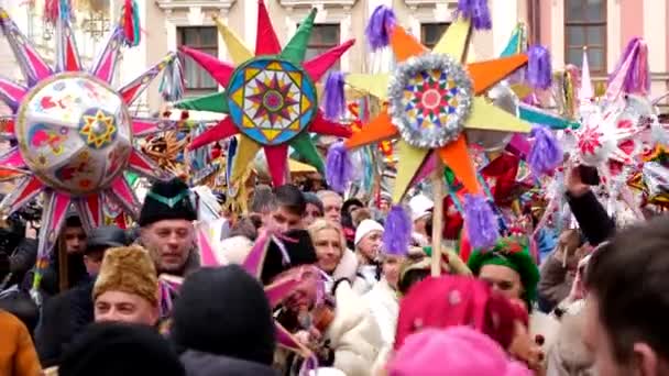 Lviv, Ukraina - 7 januari 2022: Julmarknad i staden — Stockvideo