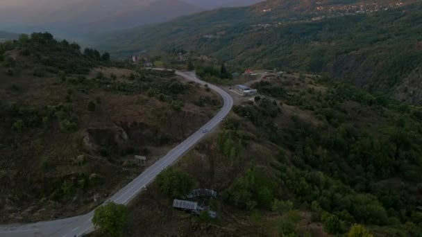 Vista aérea del coche todoterreno que se mueve por carretera de montaña griega — Vídeos de Stock