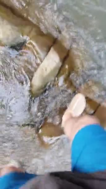 Hombre punto de vista caminando por las montañas arroyo — Vídeos de Stock