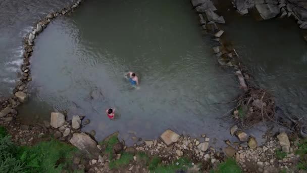 Luchtfoto van paar zwemmen in bergen rivier — Stockvideo