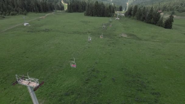 Antenn utsikt över stol hiss på sommaren berg — Stockvideo