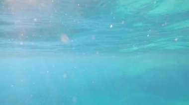 Mavi deniz suyunun sualtı görüntüsü