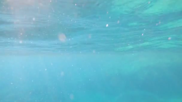 Vista submarina del agua azul del mar — Vídeos de Stock