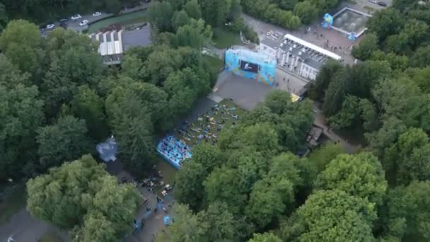 Lviv, Ukraina - 25 juni 2021: Flygfoto över jazzfest i stadens offentliga park — Stockvideo