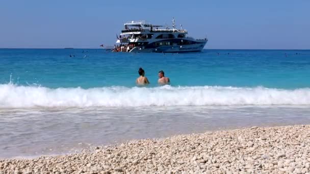 Lefkada, Grecia - 03 de septiembre de 2021: personas saltando del crucero en agua azul — Vídeo de stock