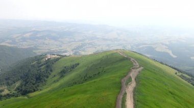 Yaz mevsiminde dağların hava manzarası