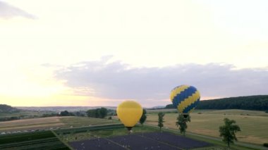 Gökyüzünde sepetli hava balonları