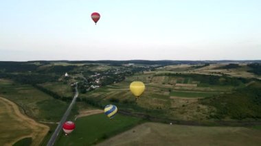 Gökyüzünde sepetli hava balonları