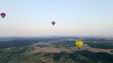 Gün batımında sepetli hava balonu