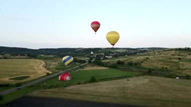 Gökyüzünde sepetli hava balonları