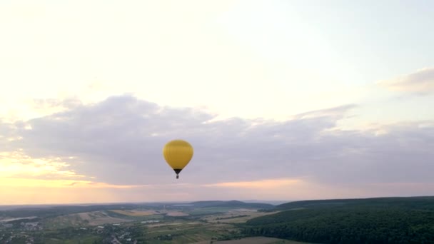 Ballon à air avec panier au coucher du soleil — Video