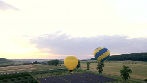 Balões de ar com cesta no céu — Vídeo de Stock