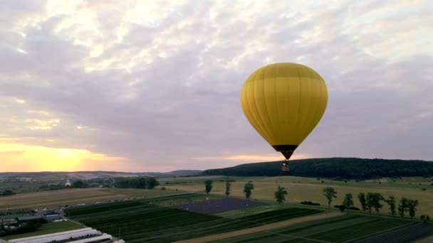 Gün batımında sepetli hava balonu — Stok video
