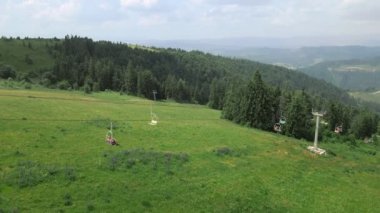 Yaz dağlarında havadan sandalye kaldırma manzarası