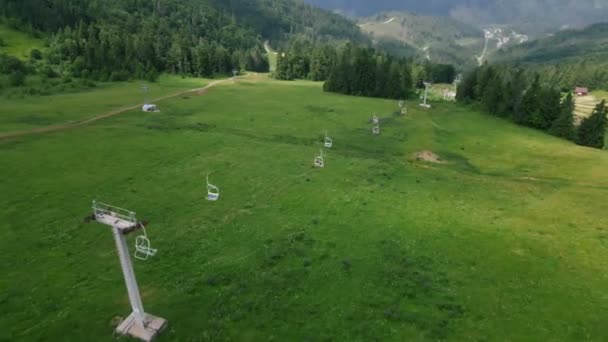 Vue aérienne du télésiège en montagne été — Video