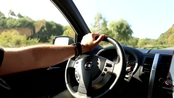 Hombre mano en el volante coche concepto de viaje — Vídeo de stock