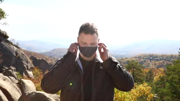 Hombres adultos se quita la máscara al aire libre libre de covid — Vídeo de stock