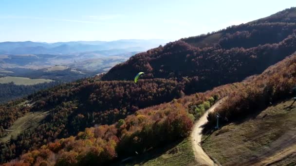 Vista aerea paesaggio di autunno montagne carpatiche — Video Stock