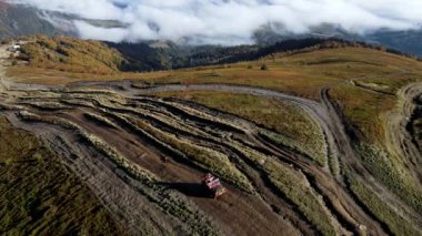 Karpatya dağlarının tepesine giden patika yolunun havadan görüntüsü.