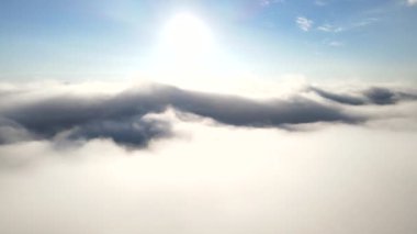 Bulutların üstünde mavi gökyüzü