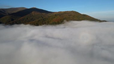 Bulutların üstündeki sonbahar karpati dağlarının havadan görünüşü