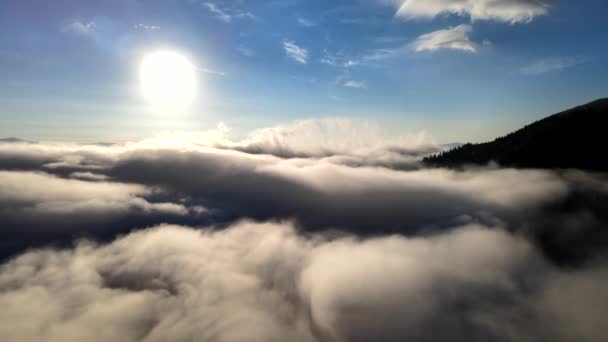 Над хмарами гори блакитне небо — стокове відео