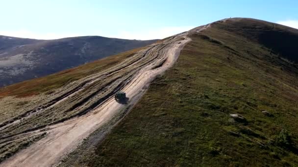 카르파티아 산맥의 오솔길을 공중에서 내려다본 모습 — 비디오