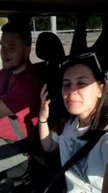 Arabada selfie çeken bir kadın.