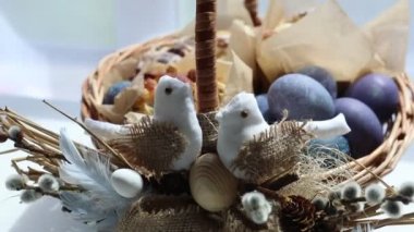 Yumurtalı paskalya kovası.