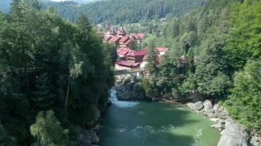 Ukrayna Karpat Dağları 'ndaki şelale manzarası