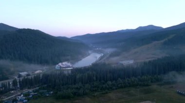 Sabah Karpatya dağlarındaki Bukovel köyünün hava manzarası