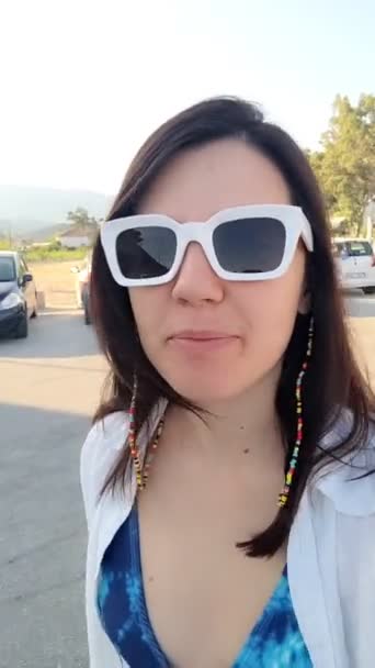 Žena blogger vyprávění příběh na kameře — Stock video